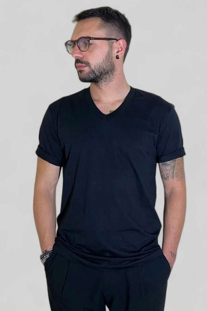 T-SHIRT IN COTONE SCOLLO A V